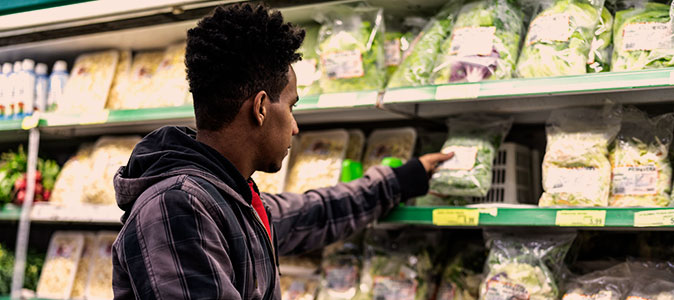 Imagem de um homem comprando verduras