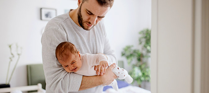 bebê chorando com cólica