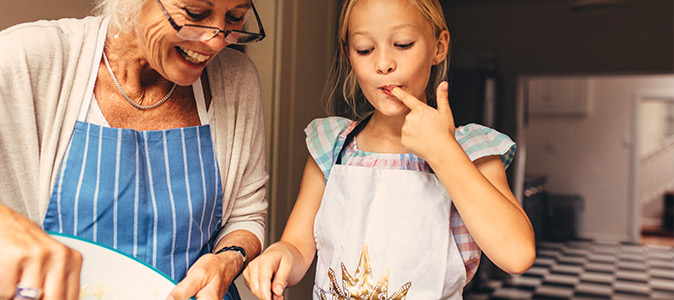 menina cozinhando com a avó