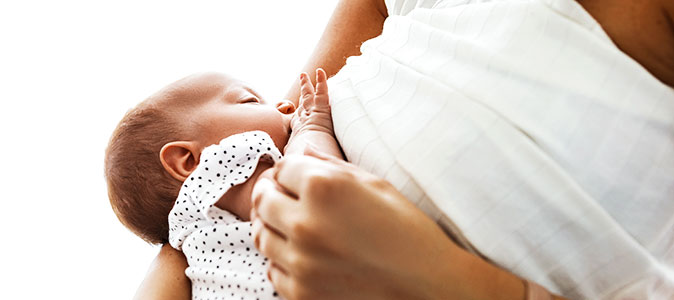 mãe amamenta seu filho