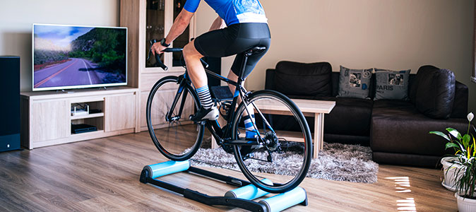 Homem treinando ciclismo indoor