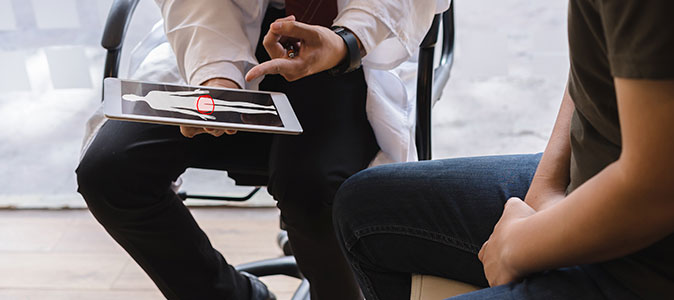 médico e paciente usam um tablet no consultório