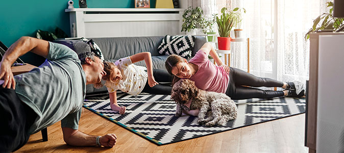 família se exercita na sala de casa