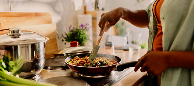 Imagem de uma pessoa cozinhando 