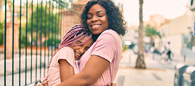 duas mulheres de diferentes idades se abraçando