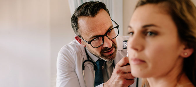 médico realiza exame em paciente