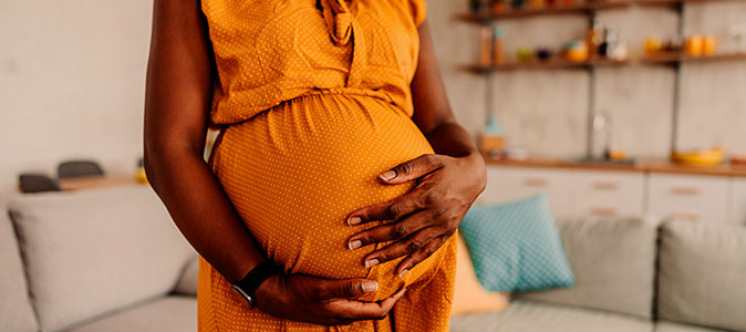 Imagem de uma mãe grávida com as mãos sob a barriga