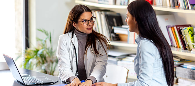 mulher e médica conversando