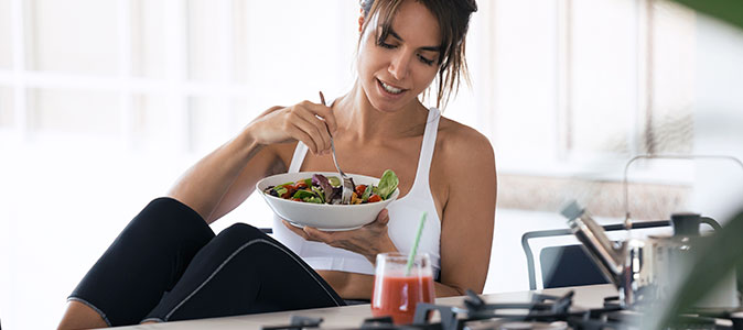 moça se alimentando depois do treino