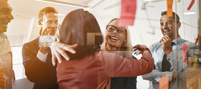 equipe de trabalho se abraçando