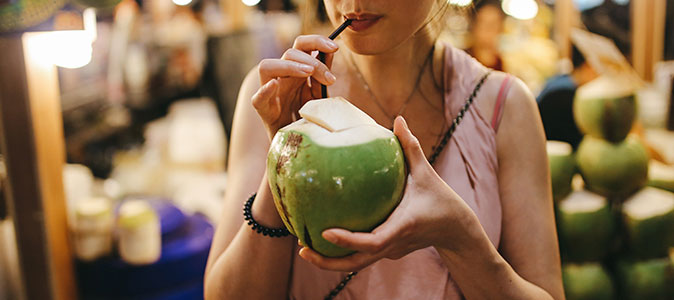 moça tomando água de coco