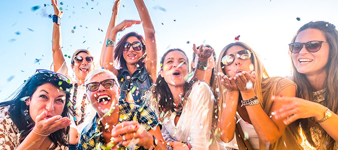 grupo de amigos sorrindo no carnaval