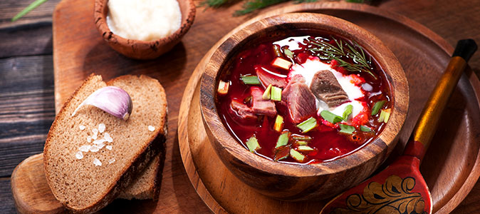 sopa borscht sob a mesa