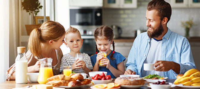 familia almoçando