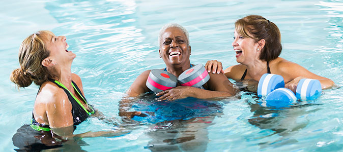 mulheres sorrindo na piscina