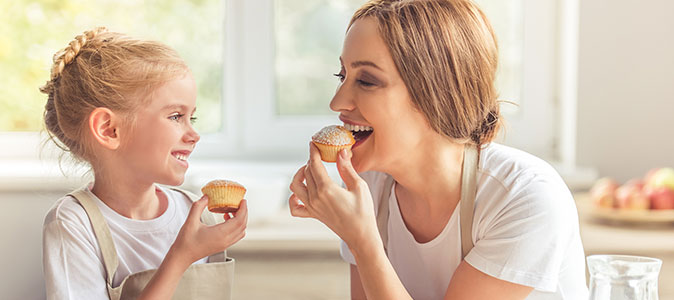 mãe e filha comendo mufiin