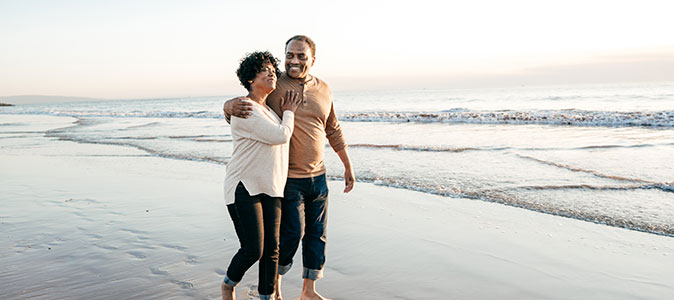 casal passeando na praia