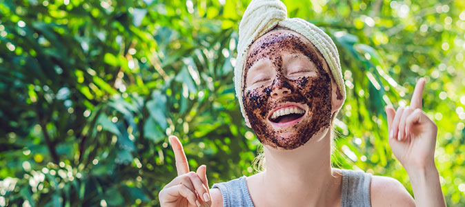 mulher faz máscara facial com café