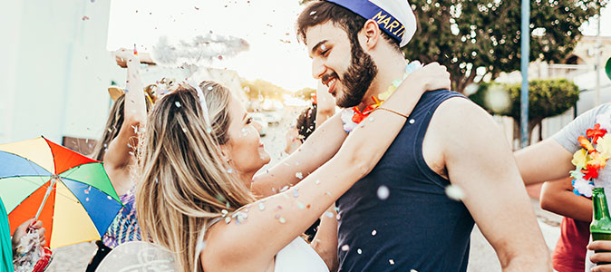 casal se abraçando no carnaval