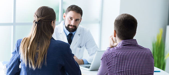 casal em consulta com médico