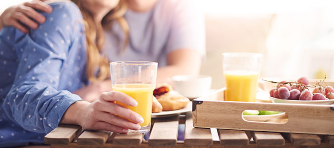 Casal tomando o café da manhã